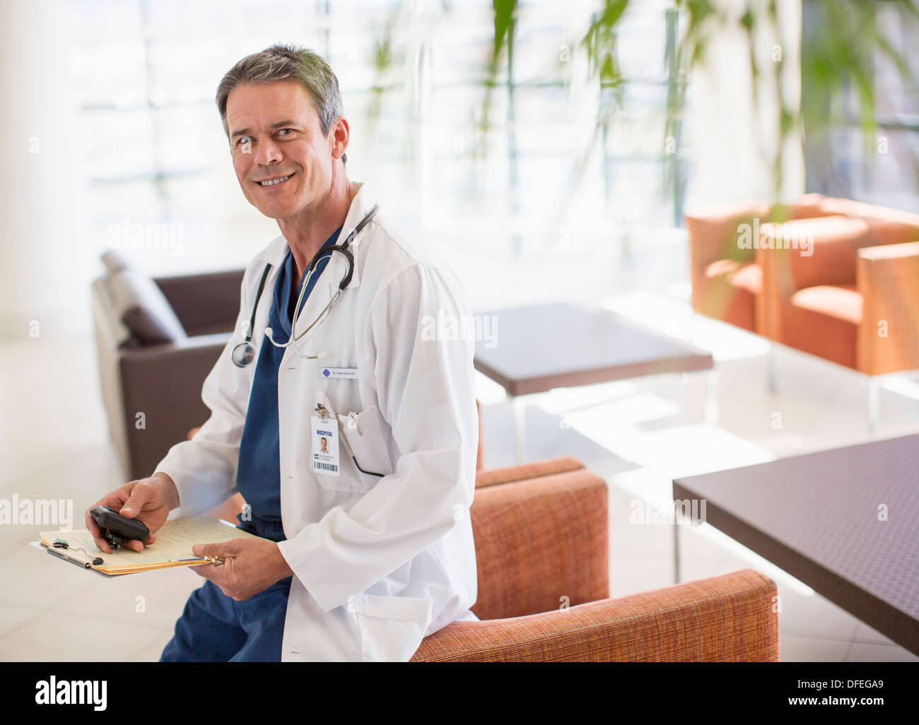 Portrait of smiling doctor in hospital lobby Banque D'Images