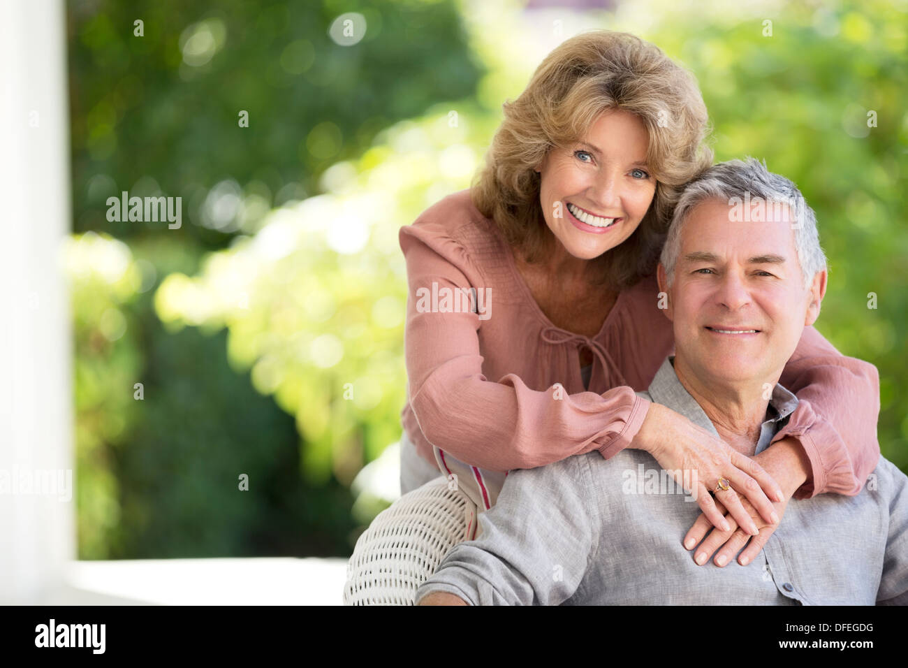 Senior couple hugging on patio Banque D'Images