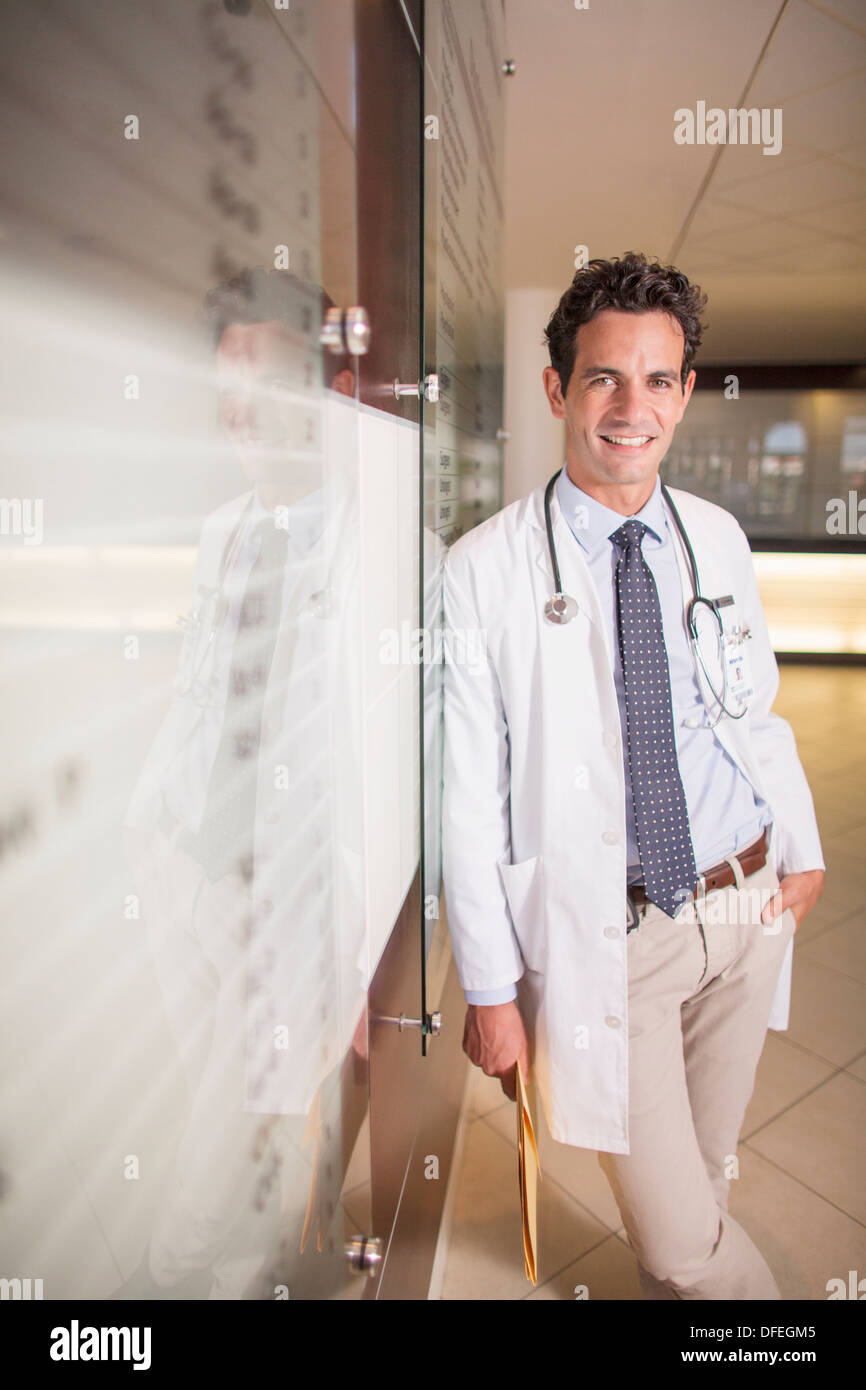 Portrait of smiling doctor in hospital Banque D'Images