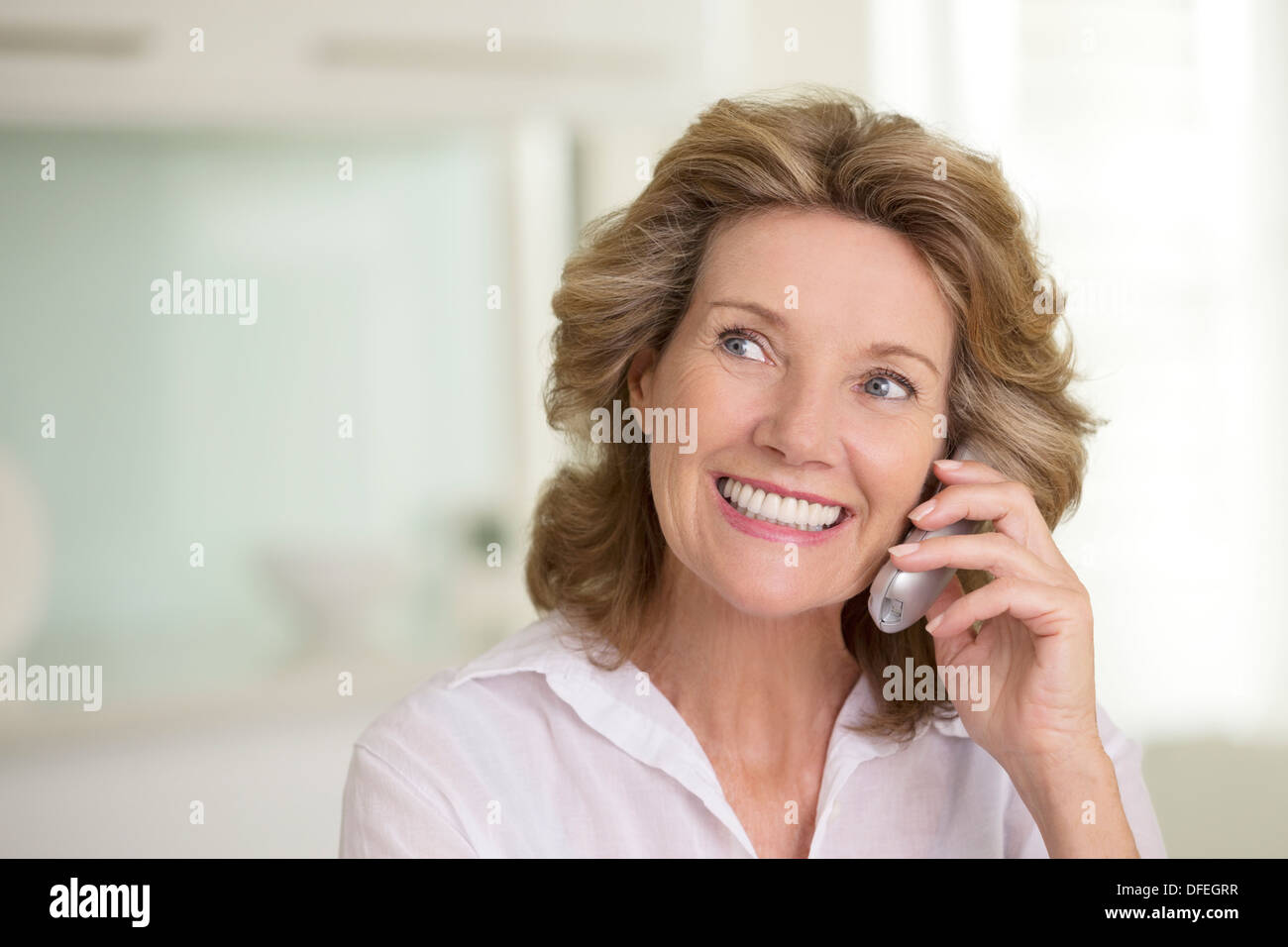 Senior Woman talking on telephone Banque D'Images