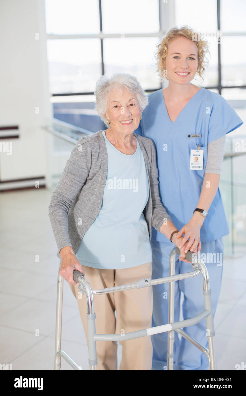 Portrait of smiling nurse and senior patient avec walker Banque D'Images