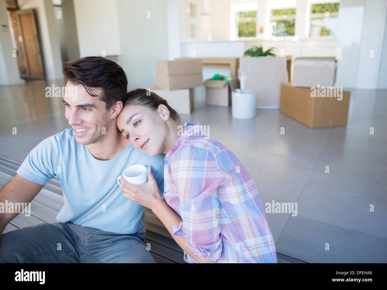 Couple drinking coffee in new house Banque D'Images