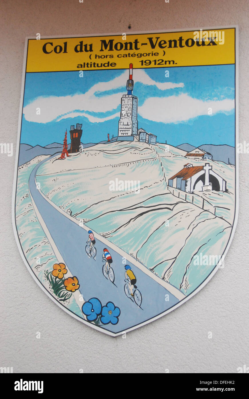 Gros plan d'une plaque ou une inscription souvenirs montrant trois cyclistes allant jusqu'au sommet du Mont Ventoux, Provence, France. Banque D'Images