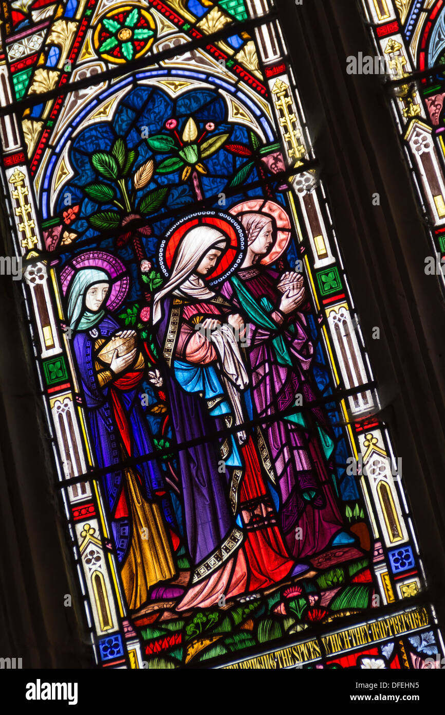 Vitrail représentant trois femmes avec l'inhumation des épices dans l'église St Mary Magdalene, Battlefield, Shrewsbury, en Angleterre. Banque D'Images