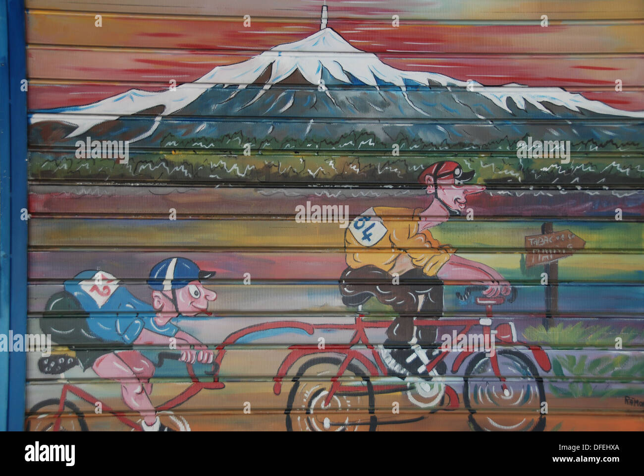 Gros plan d'une caricature montrant un signe de type deux coureurs sur un tandem devant le Mont Ventoux, Provence, France. Banque D'Images