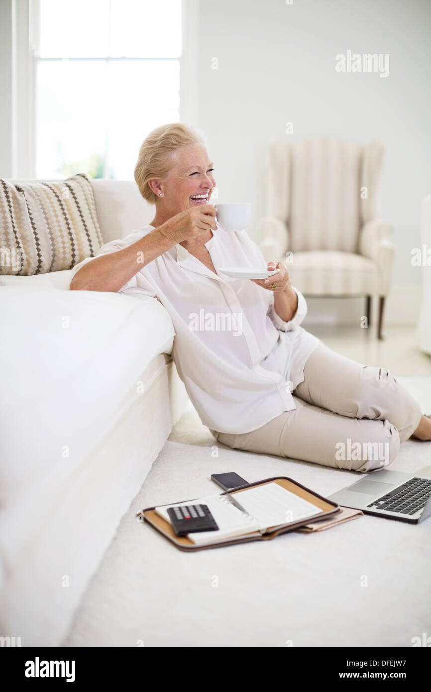Senior woman tasse de café Banque D'Images