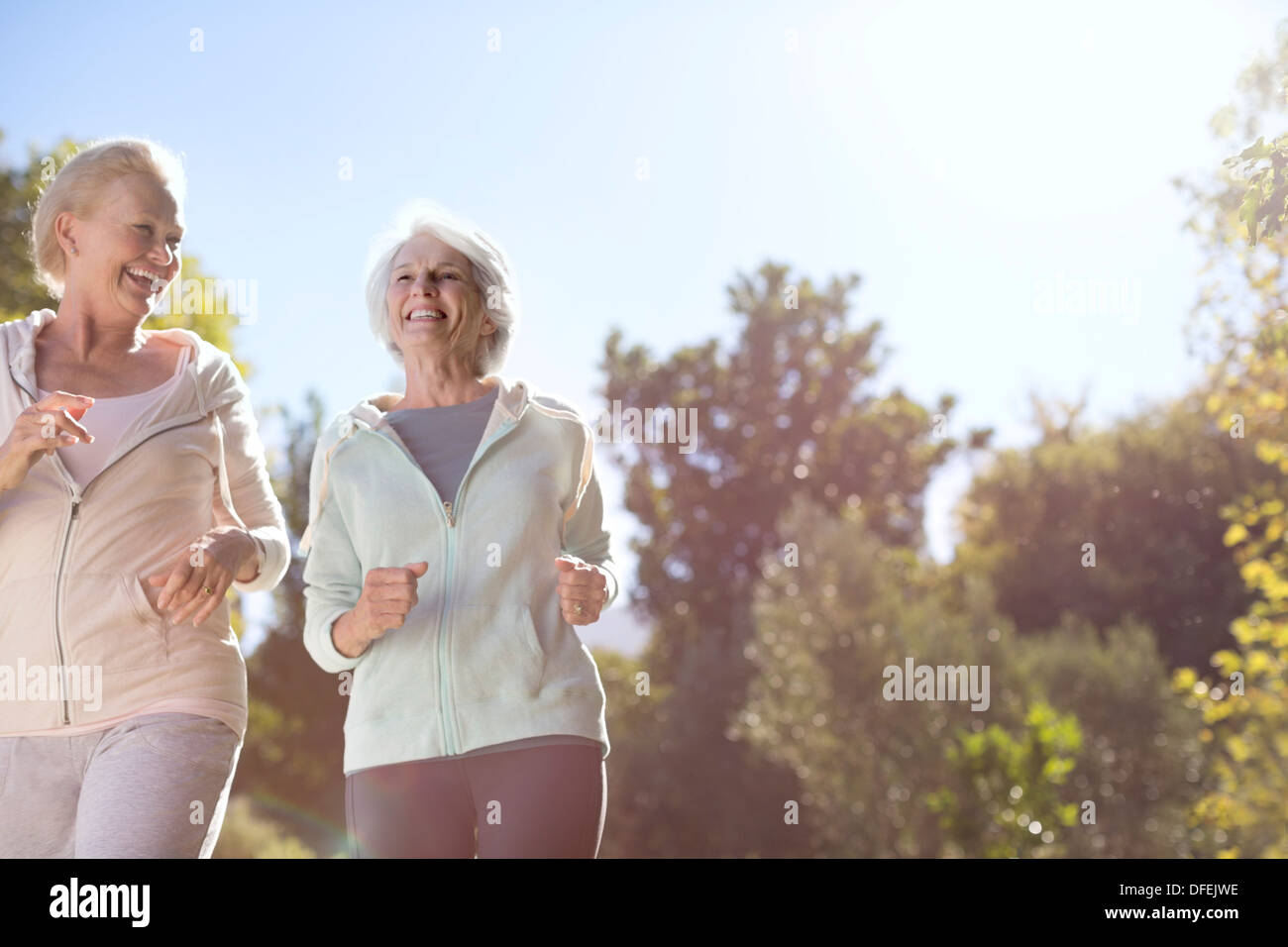 Les femmes âgées d'exécution à l'extérieur Banque D'Images