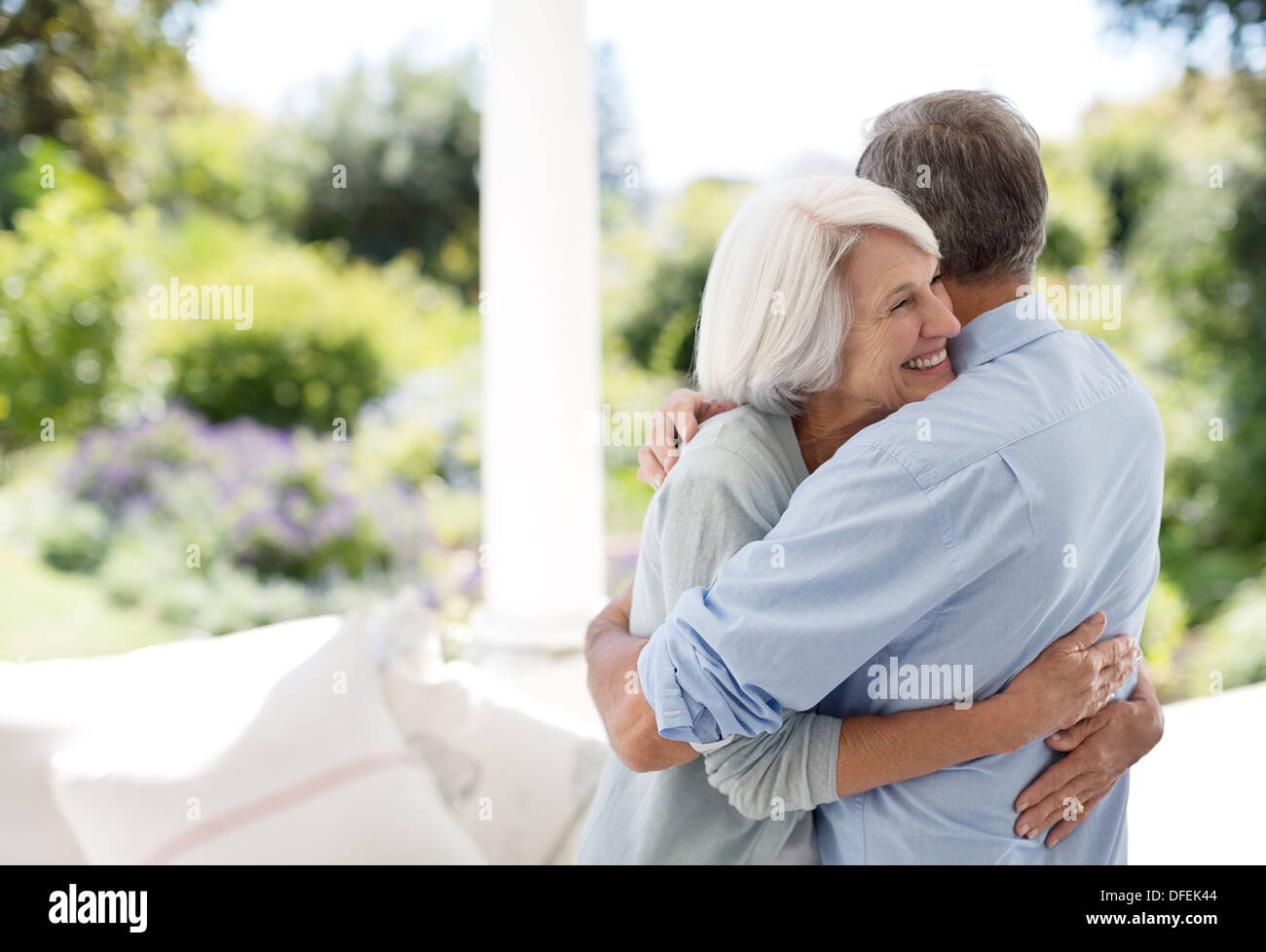 Senior couple hugging on patio Banque D'Images