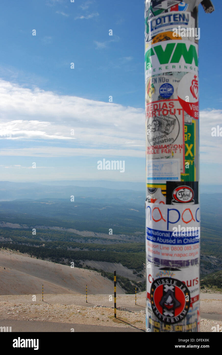 Vue de près du sommet du Mont Ventoux montrant le paysage ci-dessous et un marqueur poster ou couvertes de pôle vélo autocollants. Banque D'Images