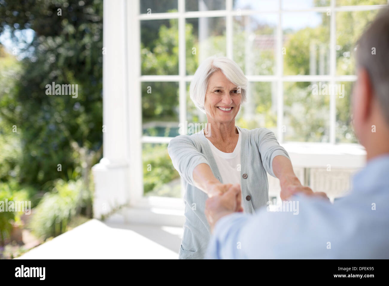 Senior couple dancing on patio Banque D'Images