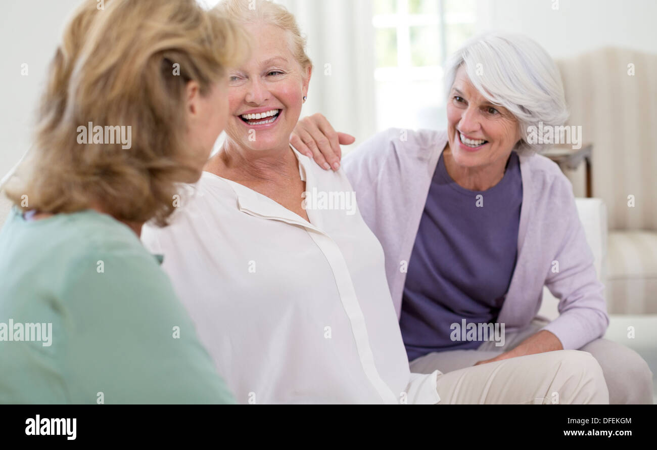Les femmes âgées en conversation sur canapé Banque D'Images