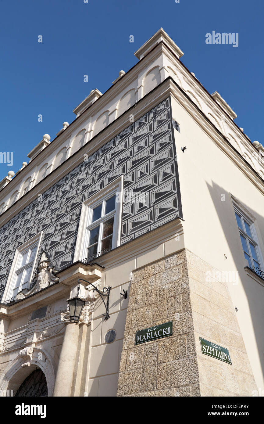 L'Europe de l'Est Pologne Cracovie façade de bâtiment en vieille ville. Bordant la place et Ulica Szpitalna Mariacki Banque D'Images