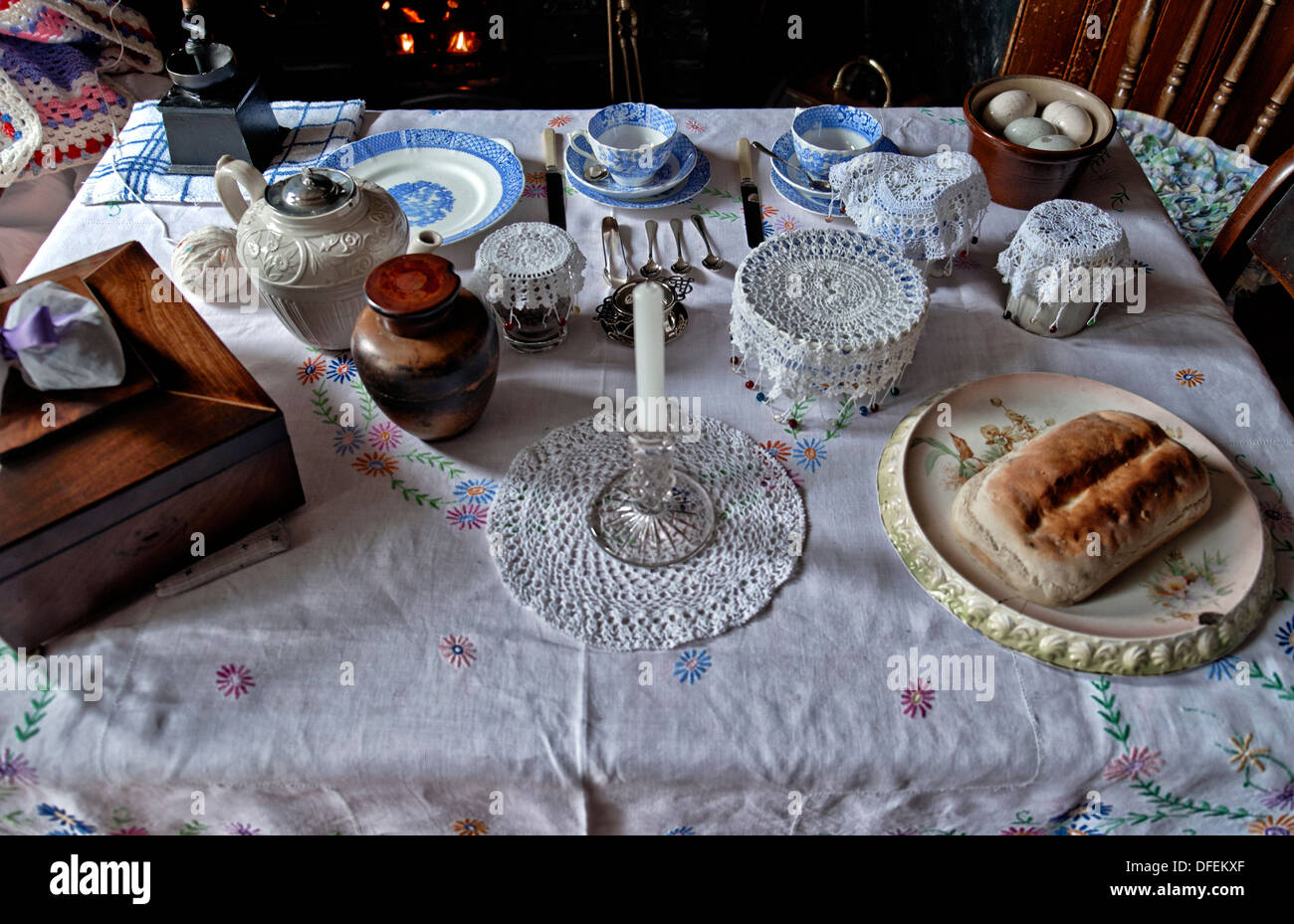 Disposition de la table du petit déjeuner avec des articles traditionnels des années 1800 du début des années 1900. Black Country Museum Dudley West Midlands Angleterre Banque D'Images