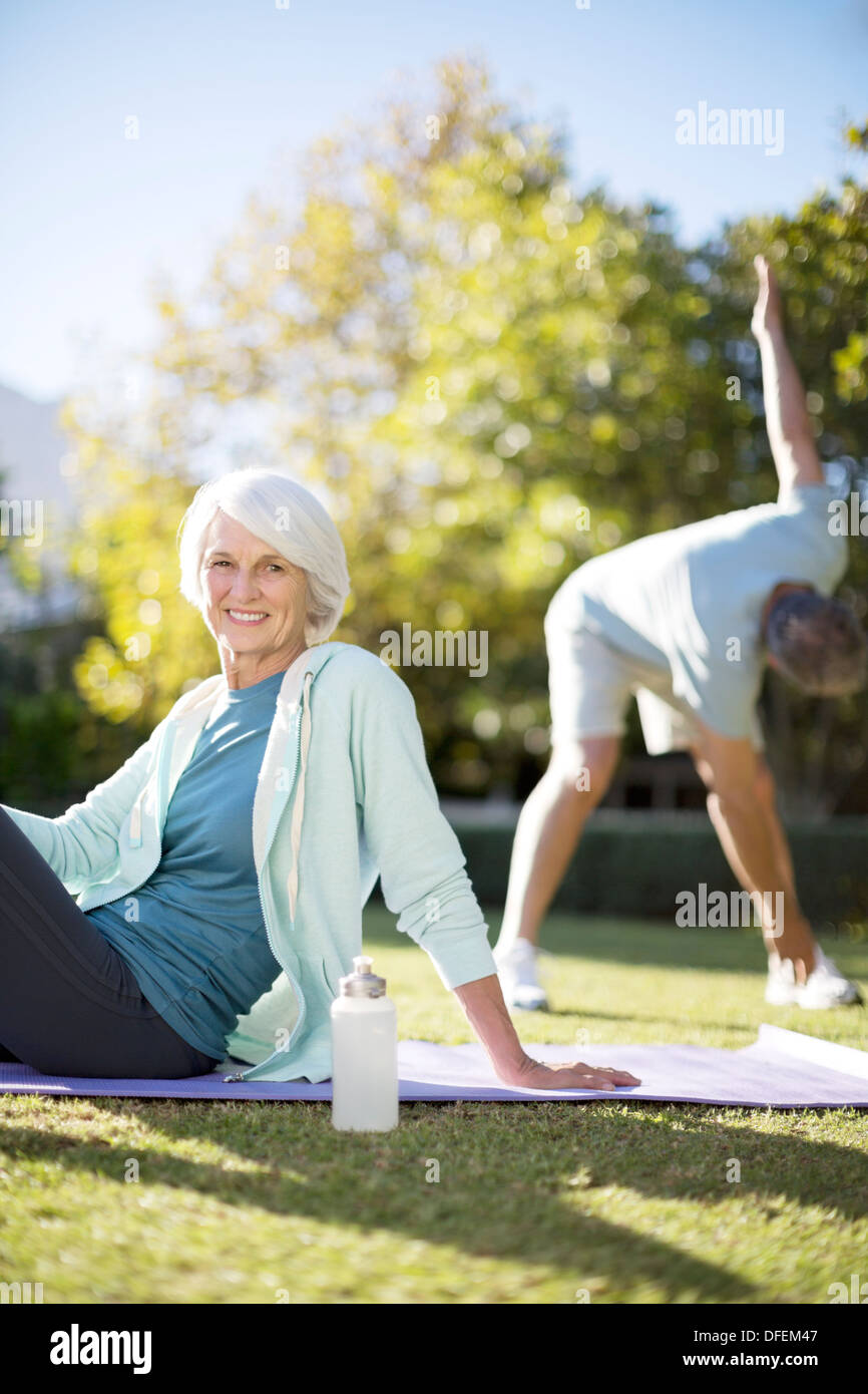 Senior couple exercising in park Banque D'Images