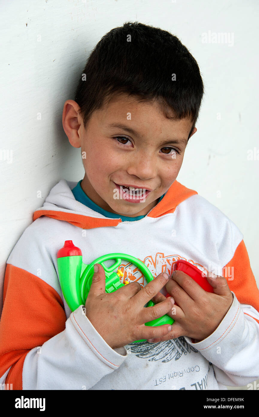 Jeune garçon colombien jouet en plastique des embrayages de trompette. El Juncal ferme, Bogota. Banque D'Images