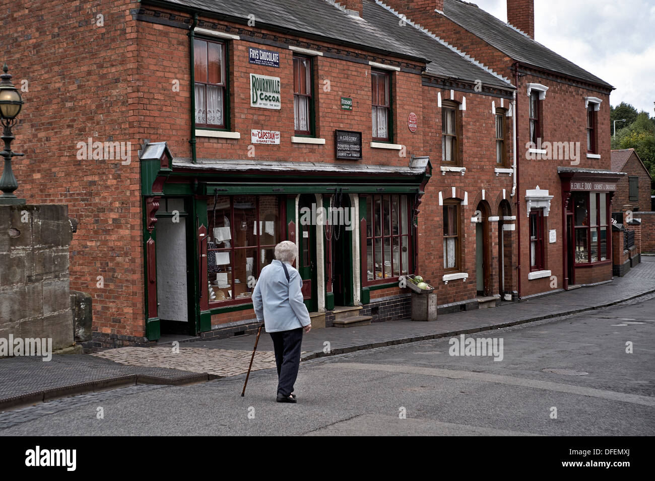 Un voyage dans la voie de la mémoire pour cette femme senior au Black Country Museum Dudley West Midlands England UK Banque D'Images