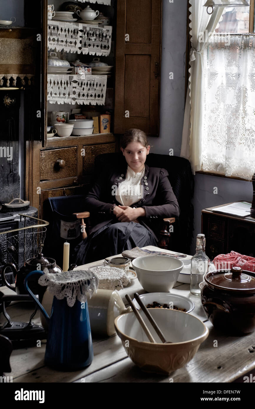Musée Black Country. Employé féminin accueillant des visiteurs dans une maison de type chalet préservée des années 1800/début des années 1900. Chambre de l'époque victorienne Angleterre Royaume-Uni Banque D'Images