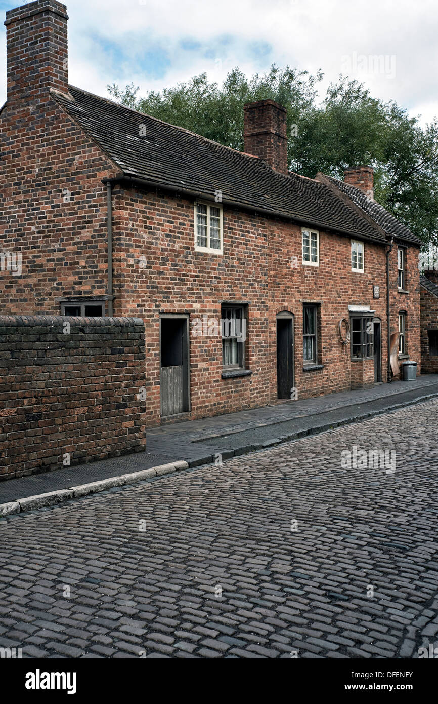Black Country Museum Dudley. Rue pavée et maisons mitoyennes construites en briques datant du début des années 1900 Angleterre Royaume-Uni Banque D'Images