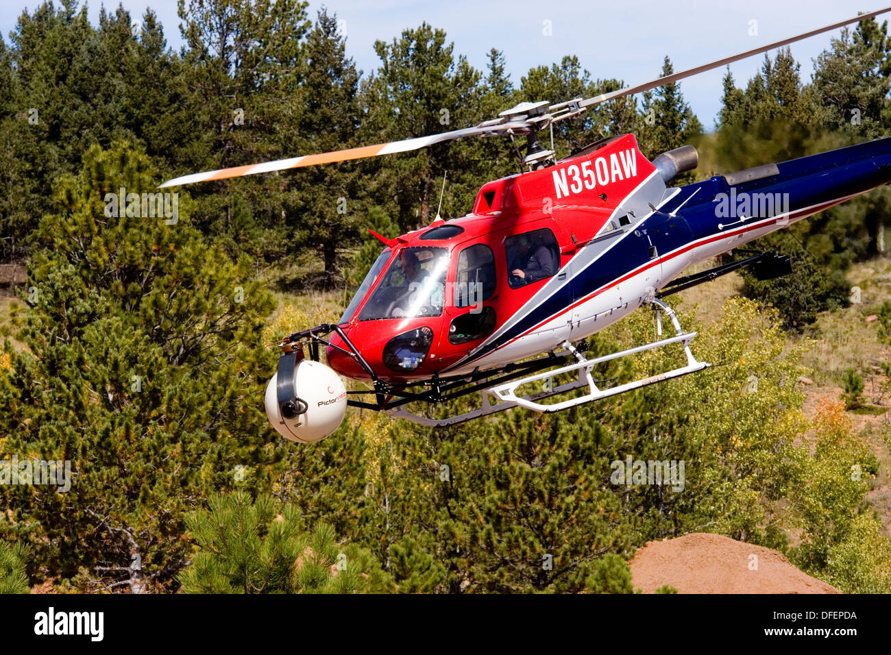 Camera helicopter Banque de photographies et d'images à haute résolution -  Alamy