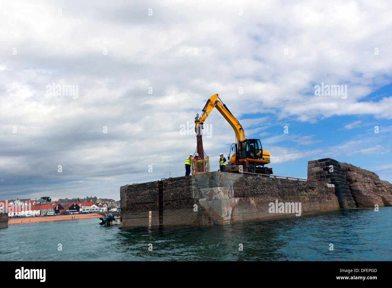 Travail effectué sur l'entrée du port à Pittenweem, un village traditionnel de pêcheurs sur la côte est de Fife, Scotland Banque D'Images