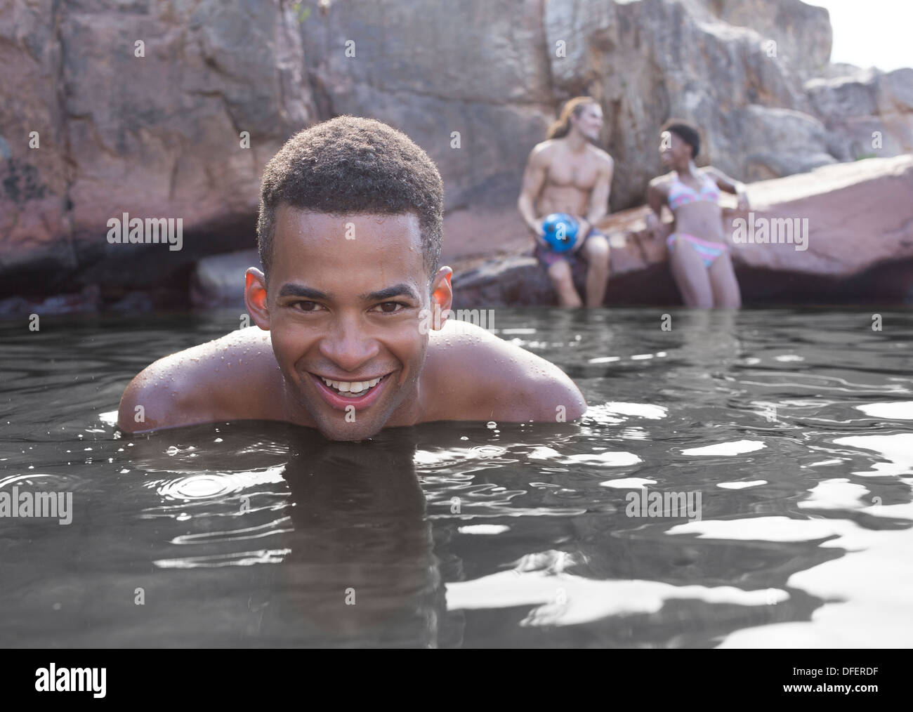 Man swimming in river Banque D'Images