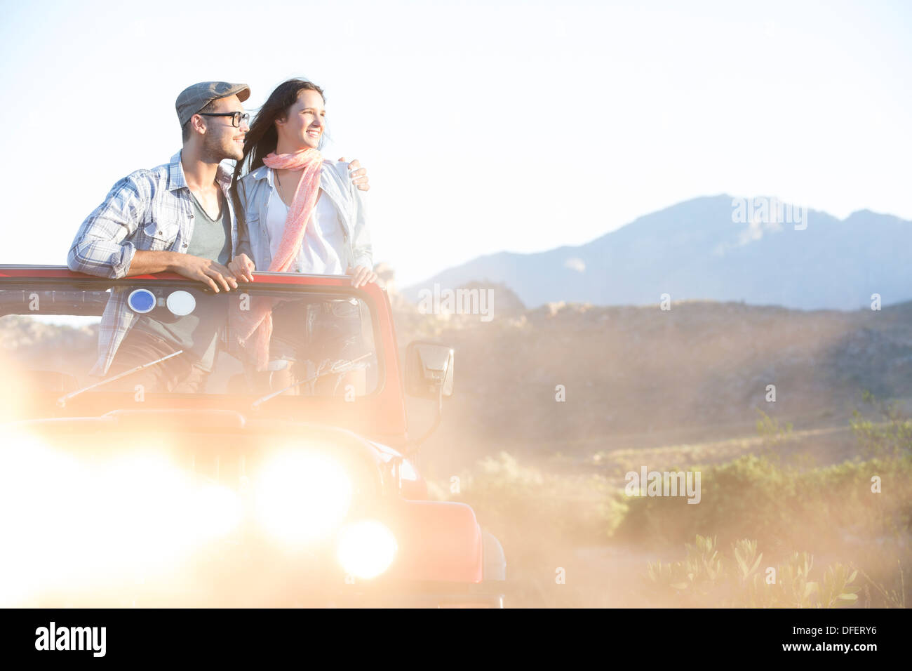 Couple debout dans un véhicule utilitaire sport Banque D'Images