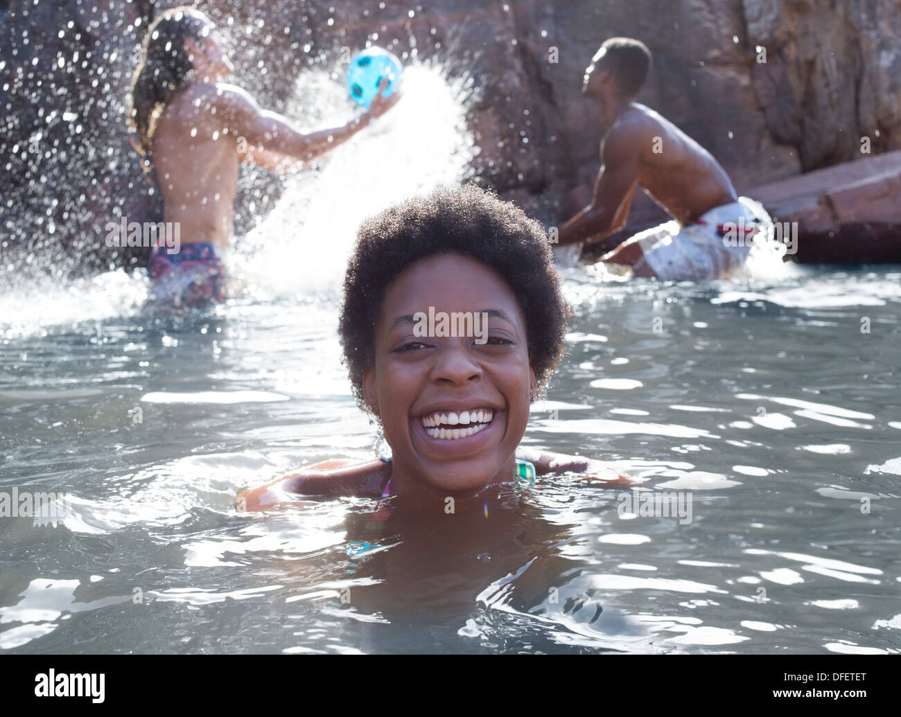 Woman smiling in river Banque D'Images