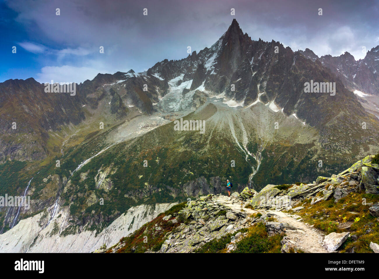 Aiguille du Dru avec walker, Chamonix Mont Blanc, les Alpes, les sommets de montagnes, pic rocheux, spire, Banque D'Images