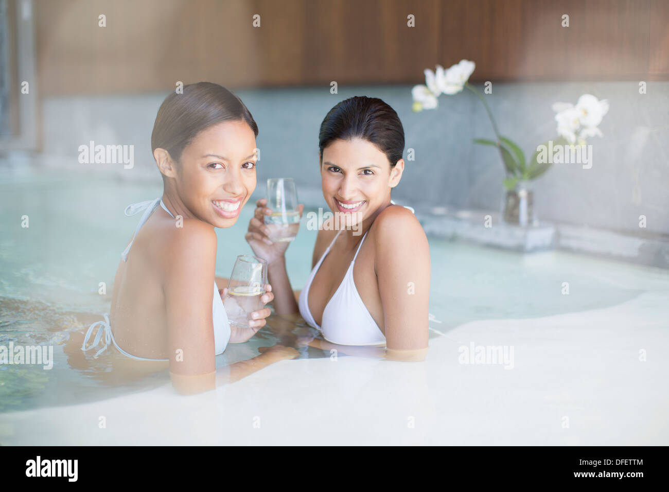Portrait of smiling women in swimming pool at spa Banque D'Images