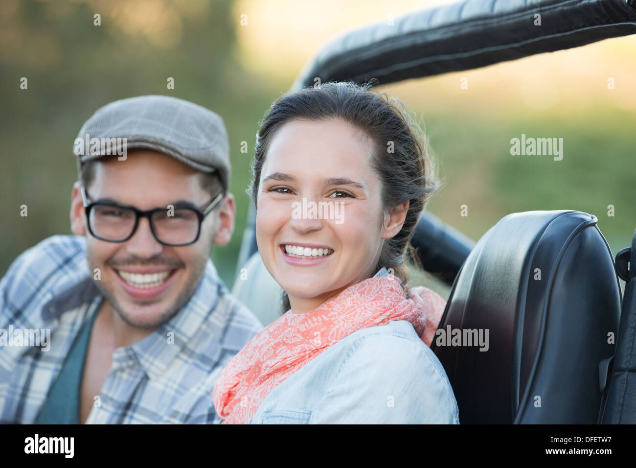 Portrait of smiling couple dans un véhicule utilitaire sport Banque D'Images