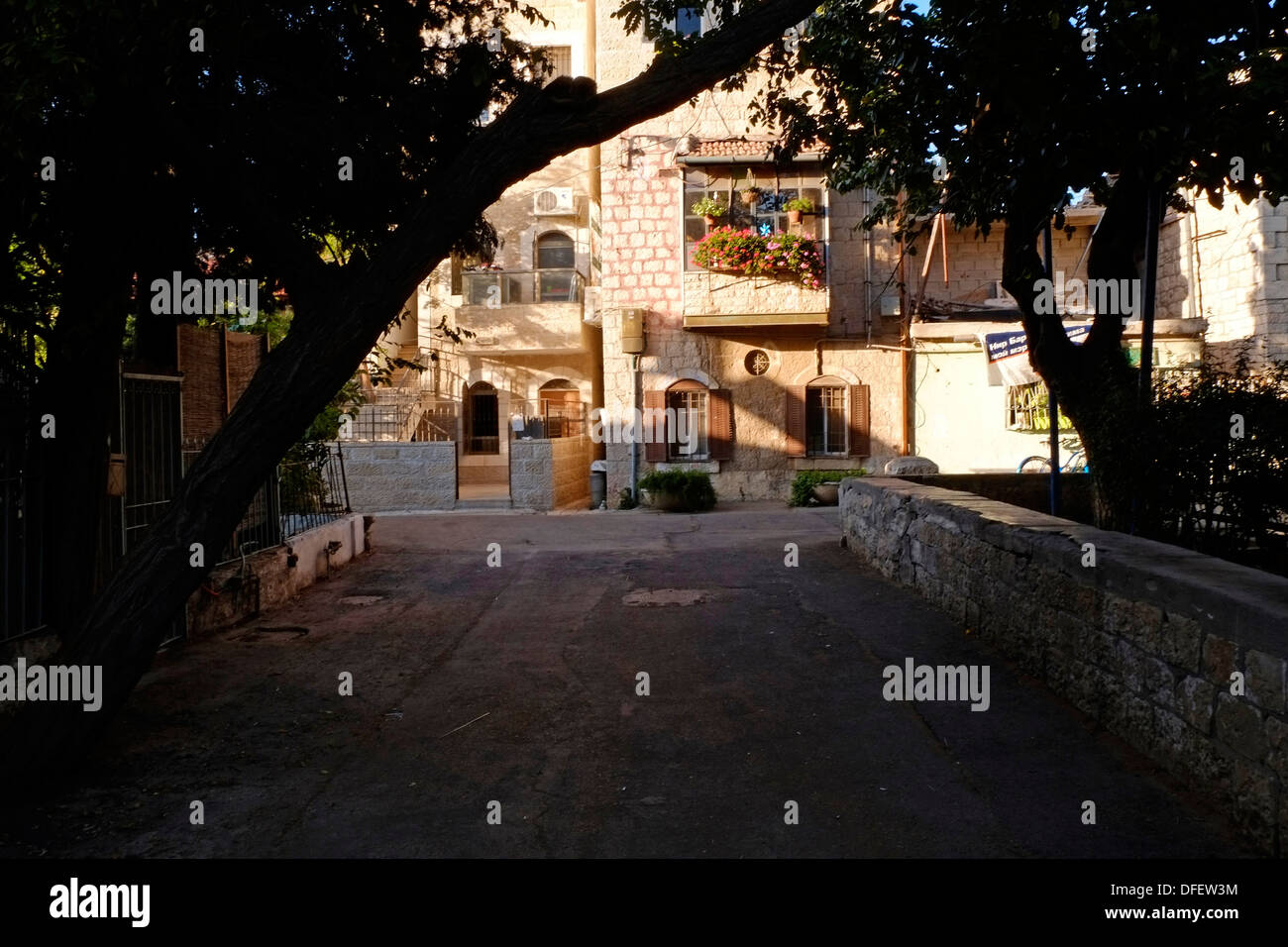 Une ruelle d'Ohel Moshe un ancien quartier cour fondée en 1883, aujourd'hui partie de Nahlaot Nachlaot ou un regroupement de 23 quartiers ancienne cour qui peuplaient la nouvelle ville après avoir quitté la ville fortifiée de Jérusalem à la fin du 19e siècle situé dans l'ouest de Jérusalem Israël Banque D'Images
