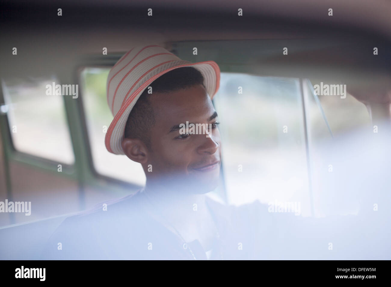 Smiling man driving van Banque D'Images