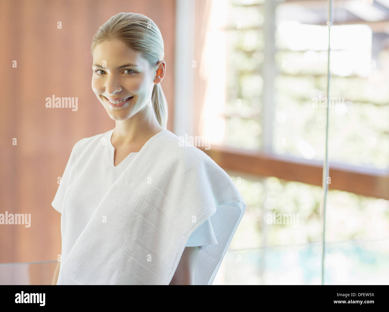 Portrait of smiling masseuse en spa Banque D'Images