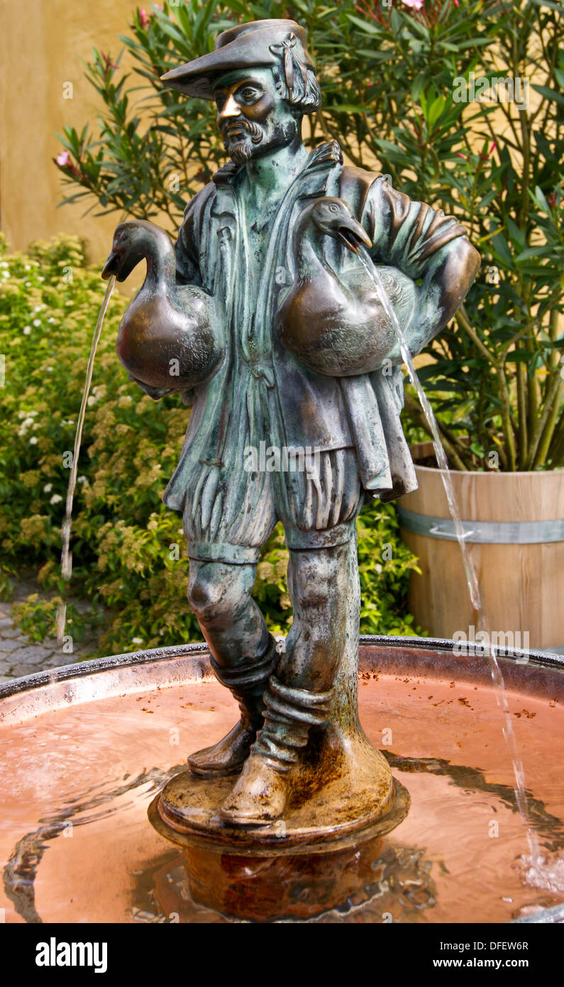 Statue fontaine d'un agriculteur avec deux cygnes, Schloss Hohenschwangau, Bayern, Allemagne (Bavière), Banque D'Images