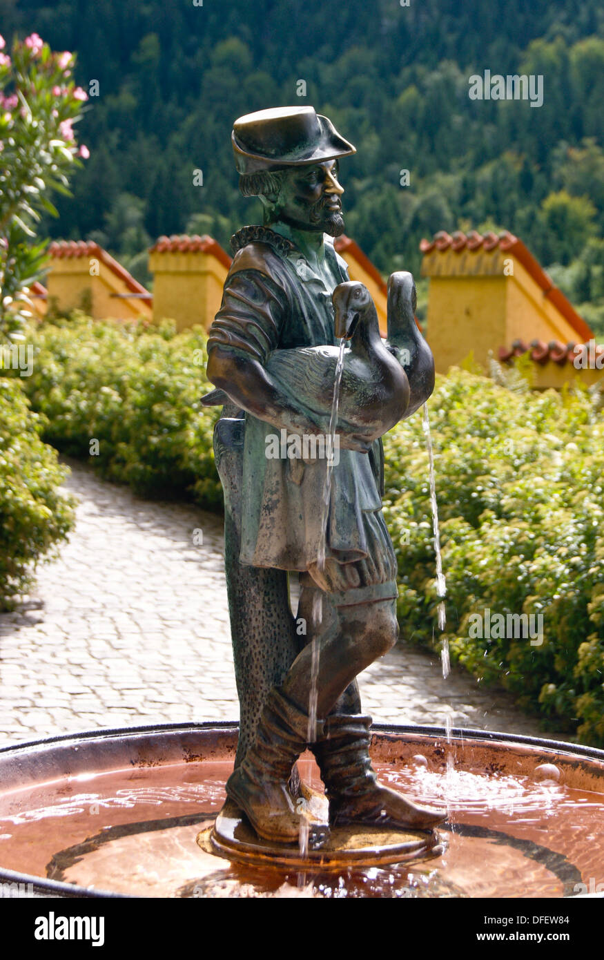 Statue fontaine d'un agriculteur avec deux cygnes, Schloss Hohenschwangau, Bayern, Allemagne (Bavière), Banque D'Images