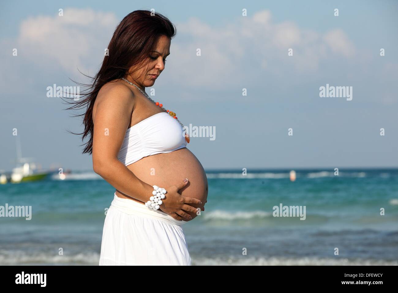 Femme enceinte posant sur la plage à Miami Beach, Floride, USA Photo Stock  - Alamy