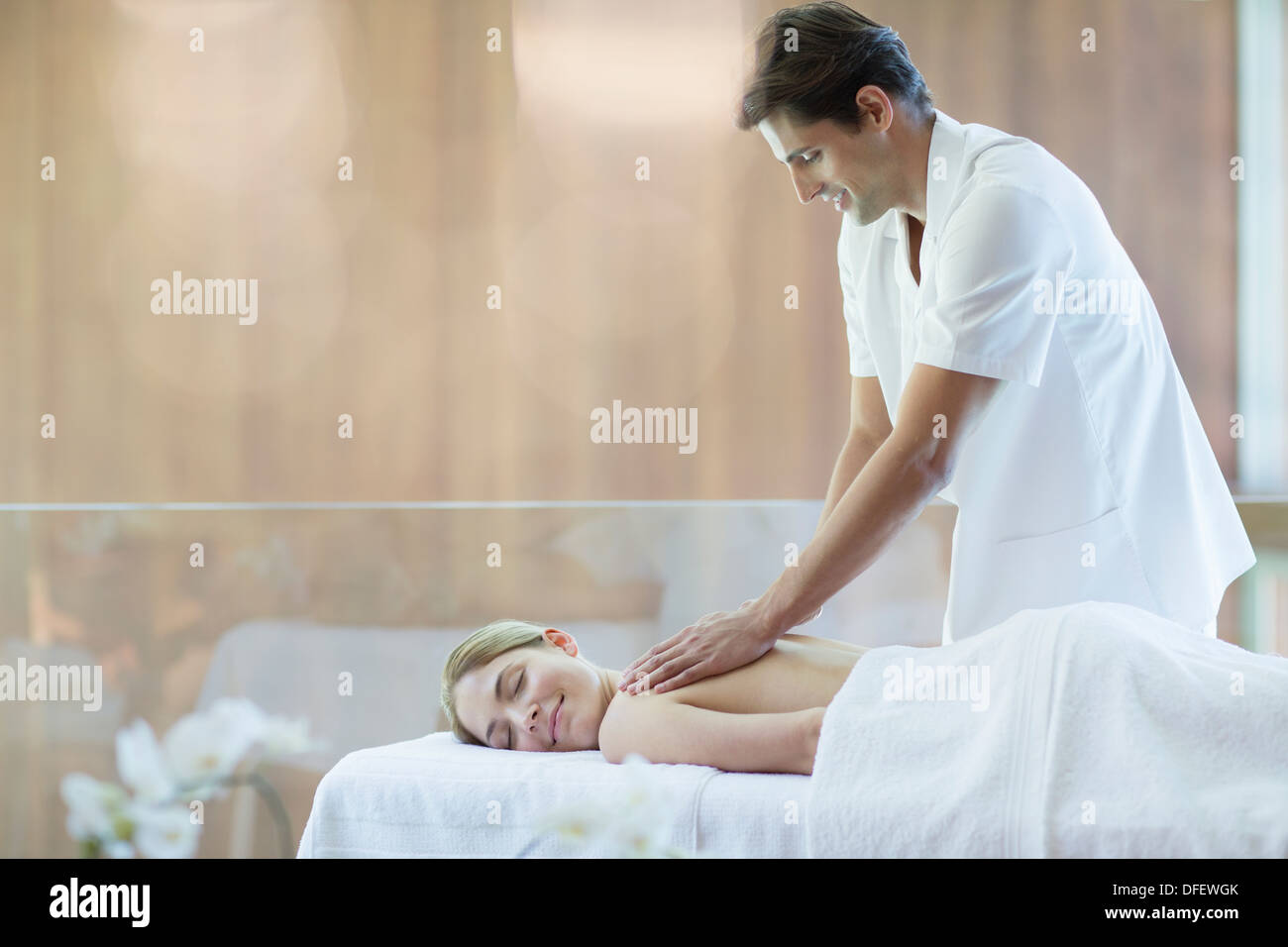 Woman receiving massage at spa Banque D'Images