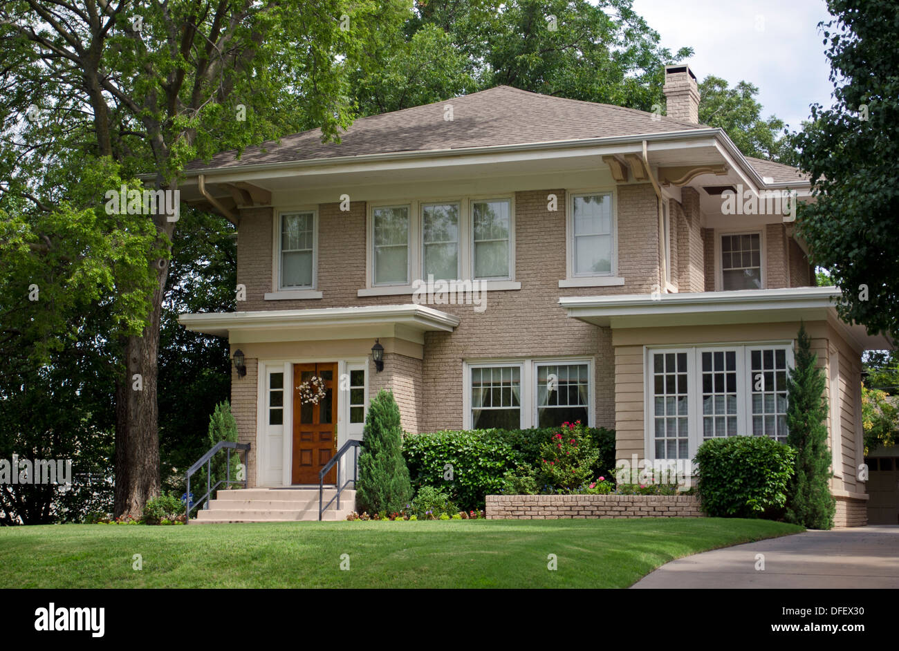 Jolie maison en brique beige historique à Oklahoma City, OK USA Banque D'Images