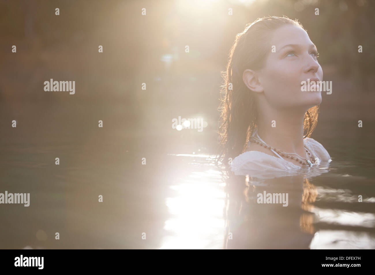 Femme sereine dans le lac Banque D'Images