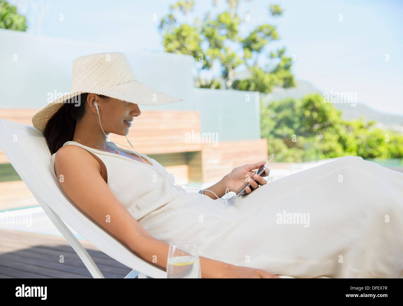 Woman listening to mp3 player outdoors Banque D'Images