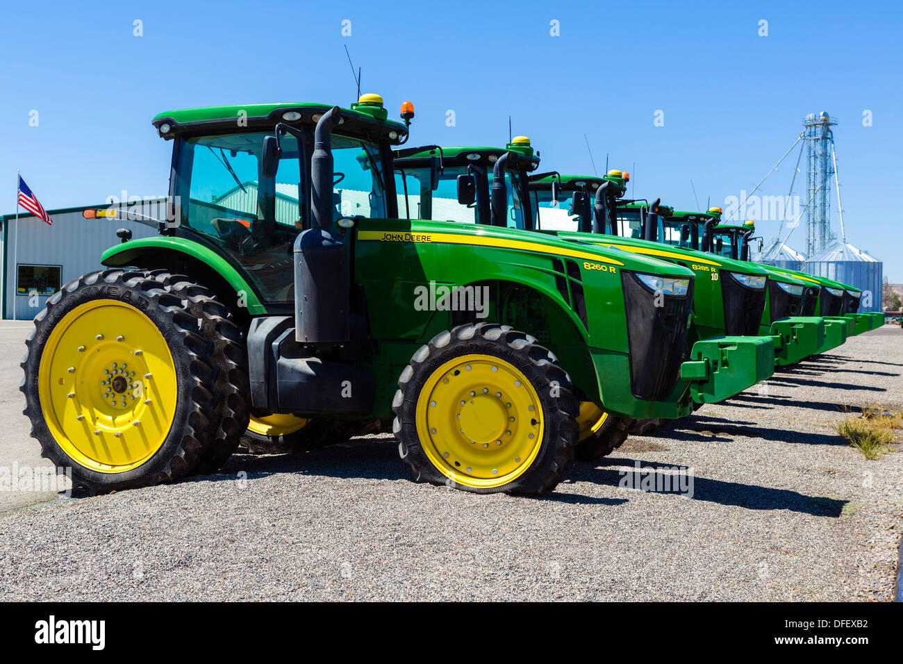 Une rangée de tracteurs John Deere à l'extérieur d'un concessionnaire dans l'Idaho, USA Banque D'Images