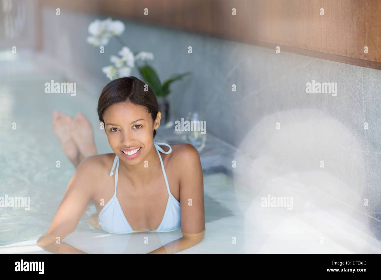 Woman relaxing in spa pool Banque D'Images