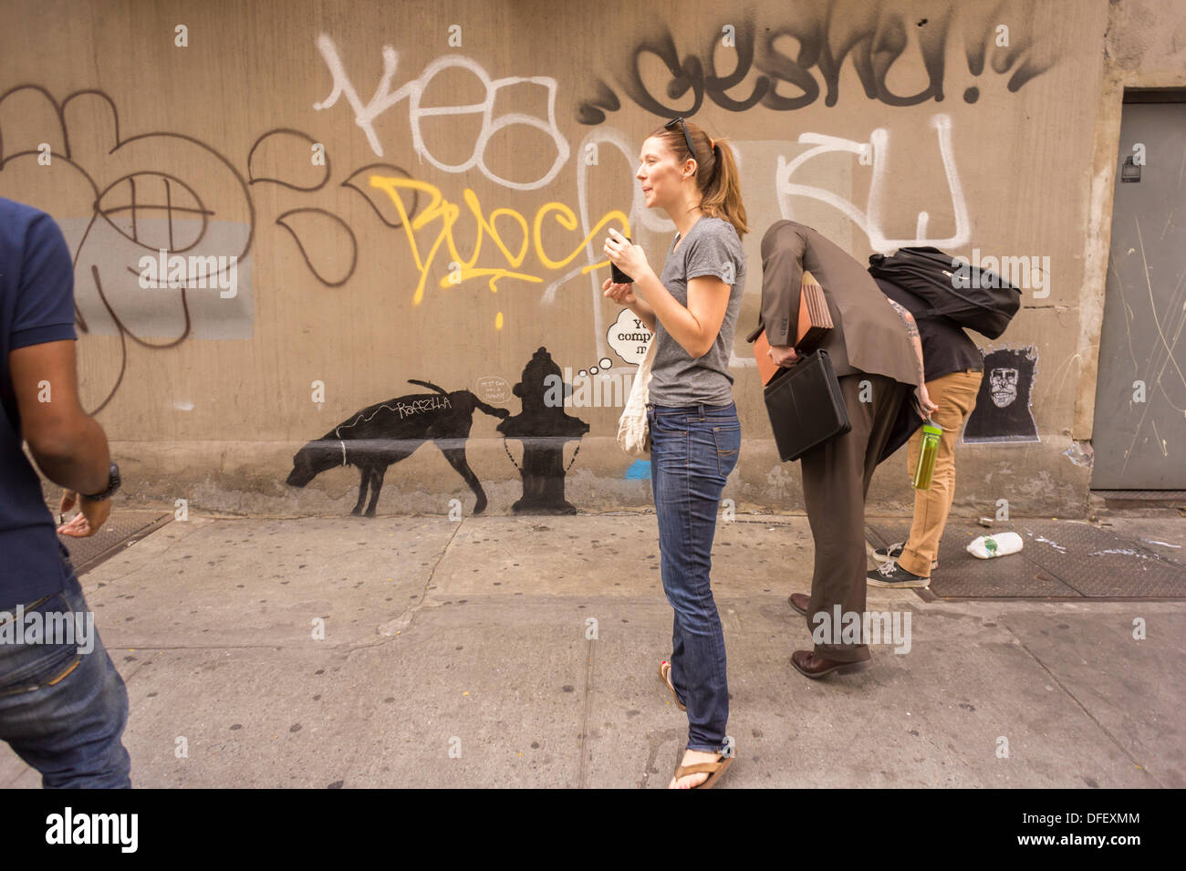 New York, USA. 06Th Oct, 2013. Les amateurs de graffiti affluent au quartier de Chelsea à New York, le jeudi 3 octobre 2013 pour voir la troisième tranche de l'art graffiti Banky l'insaisissable artiste de rue sera la création d'œuvres autour de la ville, une chaque jour, pendant le mois d'octobre accompagné d'un message enregistré satirique parodiant une visite de musée que vous pouvez obtenir en appelant le numéro 1-800-656-4271 suivi de #  et le nombre d'œuvres. L'emplacement de l'art est soit trouvé par hasard ou via le crowdsourcing. (© Richard B. Levine) Crédit : Richard Levine/Alamy Live News Banque D'Images