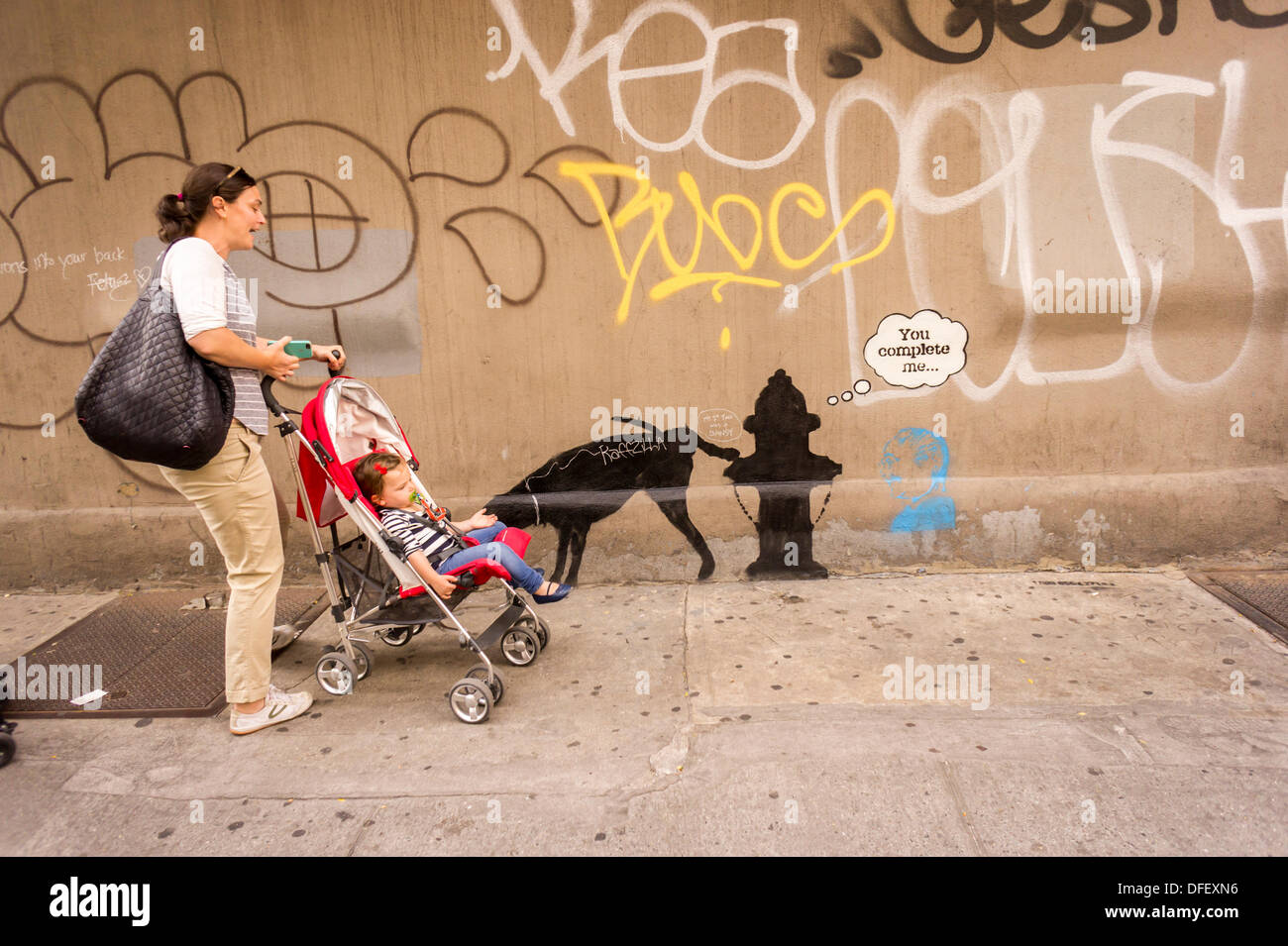 New York, USA. 06Th Oct, 2013. Les amateurs de graffiti affluent au quartier de Chelsea à New York, le jeudi 3 octobre 2013 pour voir la troisième tranche de l'art graffiti Banky l'insaisissable artiste de rue sera la création d'œuvres autour de la ville, une chaque jour, pendant le mois d'octobre accompagné d'un message enregistré satirique parodiant une visite de musée que vous pouvez obtenir en appelant le numéro 1-800-656-4271 suivi de #  et le nombre d'œuvres. L'emplacement de l'art est soit trouvé par hasard ou via le crowdsourcing. (© Richard B. Levine) Crédit : Richard Levine/Alamy Live News Banque D'Images