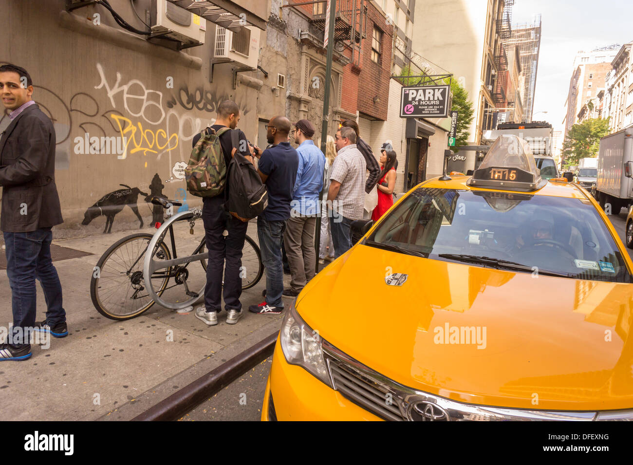 New York, USA. 06Th Oct, 2013. Les amateurs de graffiti affluent au quartier de Chelsea à New York, le jeudi 3 octobre 2013 pour voir la troisième tranche de l'art graffiti Banky l'insaisissable artiste de rue sera la création d'œuvres autour de la ville, une chaque jour, pendant le mois d'octobre accompagné d'un message enregistré satirique parodiant une visite de musée que vous pouvez obtenir en appelant le numéro 1-800-656-4271 suivi de #  et le nombre d'œuvres. L'emplacement de l'art est soit trouvé par hasard ou via le crowdsourcing. (© Richard B. Levine) Crédit : Richard Levine/Alamy Live News Banque D'Images
