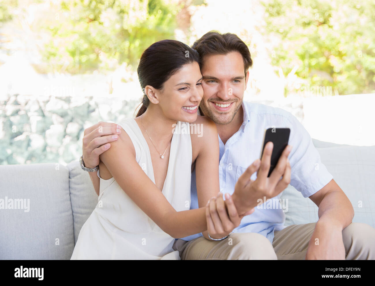 Couple taking self-portrait with camera phone Banque D'Images