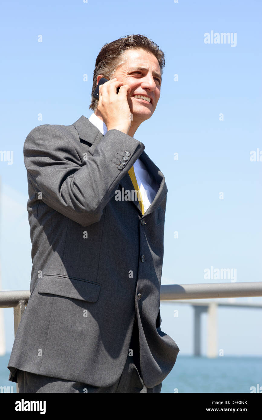 Businessman outdoors with cellphone Banque D'Images