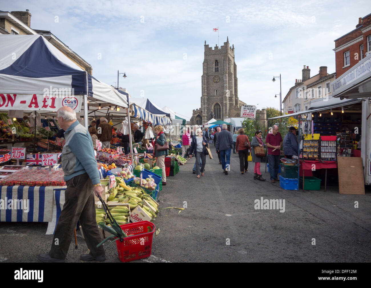 Le marché hebdomadaire de Market Hill, Sudbury, Suffolk, Angleterre Banque D'Images