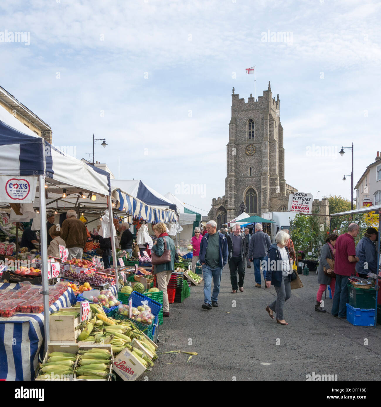 Le marché hebdomadaire de Market Hill, Sudbury, Suffolk, Angleterre Banque D'Images