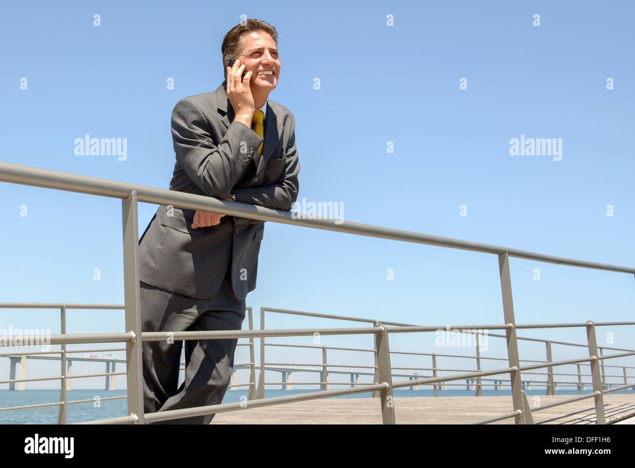 Businessman outdoors with cellphone Banque D'Images